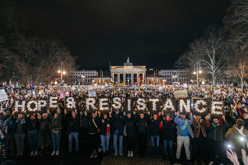 Lichtermeer vor dem Brandenburger Tor ,Leute tragen Schilder "Hope und Resistance"