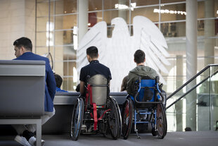 Personen im Rollstuhl im Bundestag.