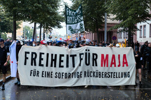 Aktivisten halten ein Banner mit der Aufschrift "Freiheit für Maja"