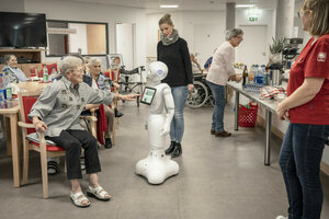 Pflegeeinrichtung mit einem Roboter.