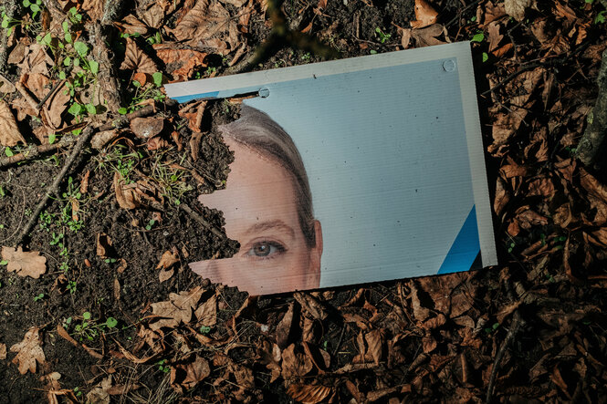 Kaputtes Wahlplakat mit Gesicht von Alice Weidel.