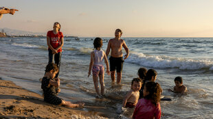 Kinder an einem Strand.