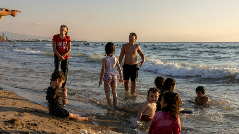 Kinder an einem Strand.