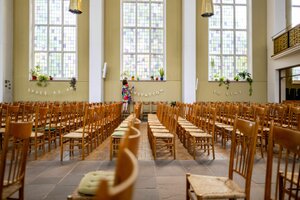 In einem Kirchenschiff hängt eine Girlande 