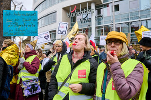 Hunderten Mitarbeiter an Berliner Krankenhäusern protestieren mit eine Kundgebung vor dem Vivantes-Zentrale in die Aroser Allee