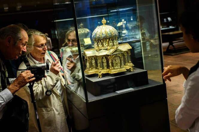 Besucher betrachten einen Teil des Welfenschatz