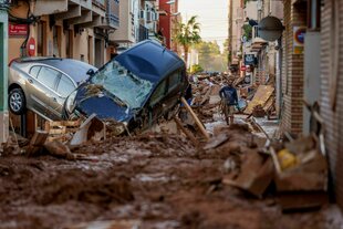 Autos stapeln sich in den Straßen von Valencia nach der Flutkatastrophe im November 2024.