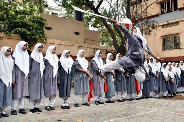 Junge Mädchen zeigen eine Kampfsport-Vorführung in ihrer Schule in Hyderabad (Indien)