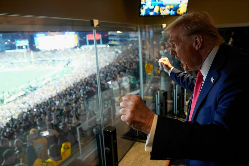 Donald Trump schaut aus einer VIP-Loge ein NFL-Spiel