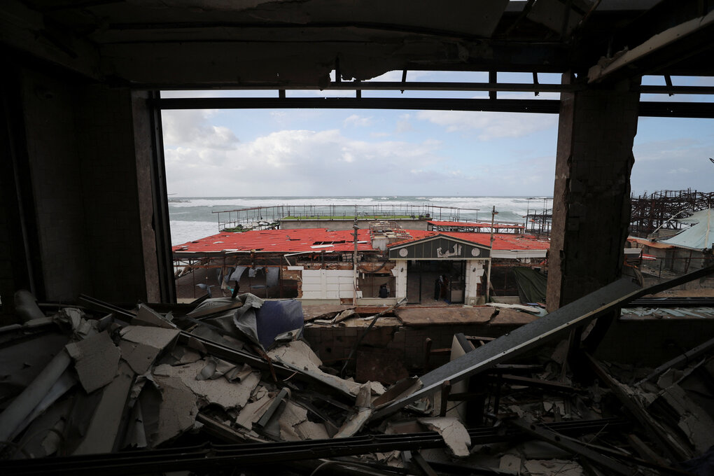 Ausblick aus dem ersten Stockwerk eines, durch Bomben stark zerstörten, Standcafes auf das Meer.