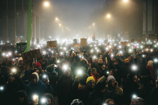 Ein Lichtermeer aus Smartphones der Demonstrierenden erhellt das neblig dunkel schumerige Hamburg