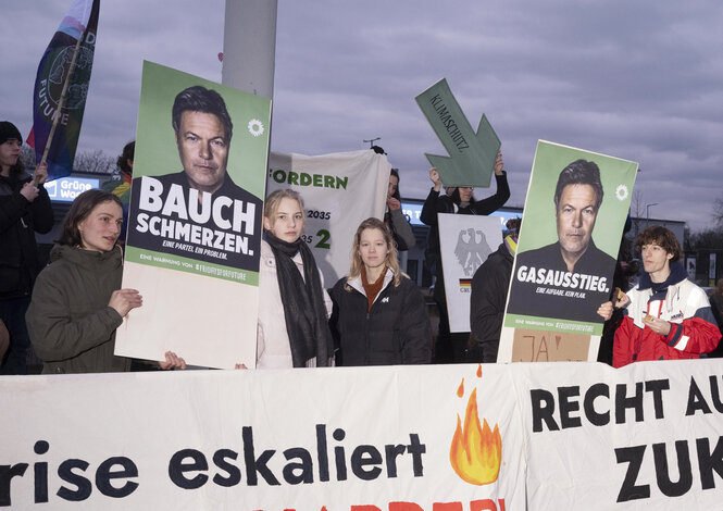 Vor den Toren des Parteitags protestieren Fridays for Future ? und Carla Reemtsma ist mittendrin.