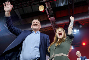 Jubelend und euphorisch auf der Bühne Jan van Aken und Heidi Reichinnek