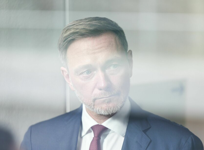 Christian Lindner guckt zur Seite