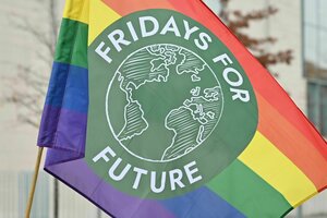 Logo von Fridays for Future auf einer klassischen LGBT Flagge