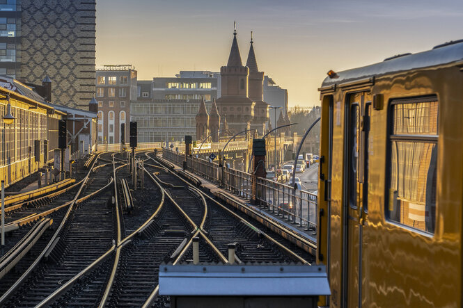 U-Bahnen, im Hintergrund die Oberbaumbrücke über die Spree