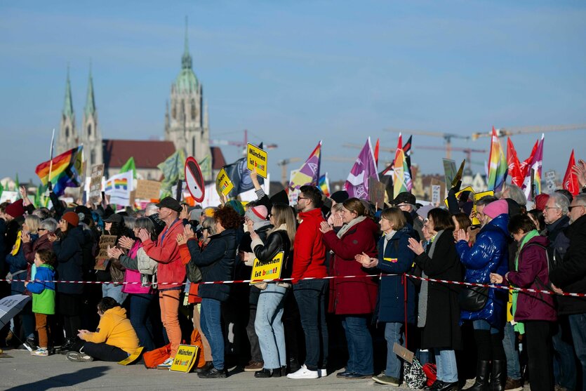 Demonstranten hinter einem Absperrband