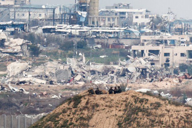 Blick auf Gaza: zerstörte Häuser und andere Gebäude