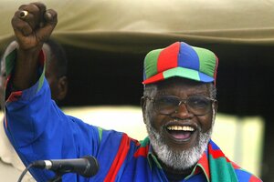 Sam Nujoma, hier bei einem Wahlkampfauftritt in Namibia 2004