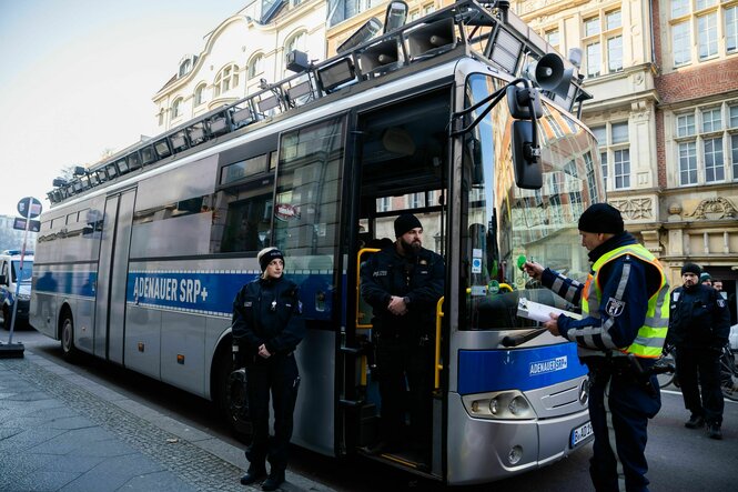 ein silberner Bus mit blauem Band