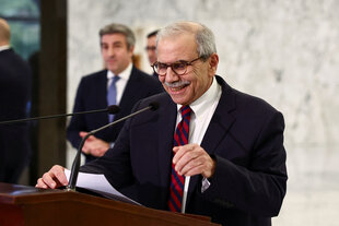 Der neue libanesische Premierminister Nawaf Salam bei der Vorstellung des Kabinetts