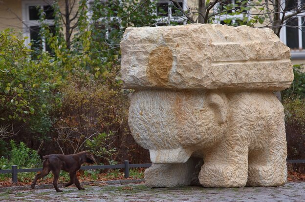 Der Lastenbär, eine Kunstobjekt, ein monumentaler Bär aus Elbsandstein neben der evangelischen Zionskirche in Berlin-Mitte