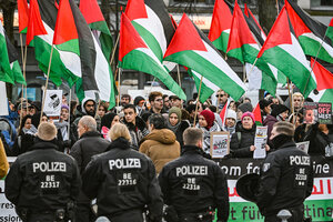 Demonstranten mit Palästina-Fahnen stehen Polizisten gegenüber