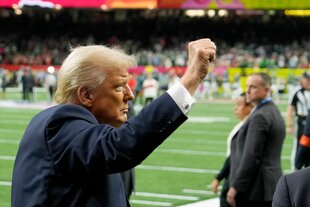 Trump mit erhobener Faust beim Superbowl