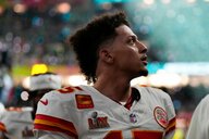 Porträt Patrick Mahomes, im Hintergrund ein volles Stadion