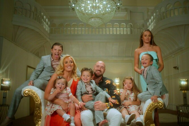 Tyson Fury und Ehefrau mit den sechs Kindern