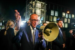 Friedrich Merz, ein alter Mann mit wenig Haar, spricht in ein Megaphon. Er trägt einen blauen Anzug uns gestikuliert wild.