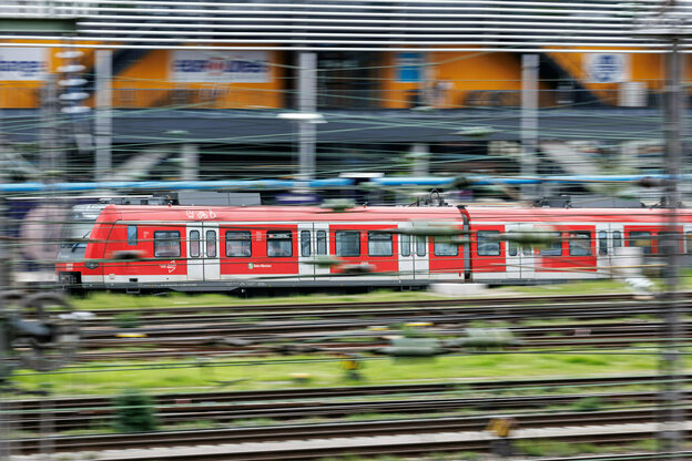 Eine S-Bahn fährt in den Münchner Hauptbahnhof ein
