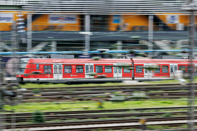 Eine S-Bahn fährt in den Münchner Hauptbahnhof ein