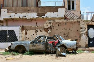 Ein zerstörtes Auto vor einem Haus Omdurman bei Khartum