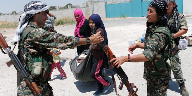 Frauen und Männer der Kurdenmiliz YPG in Tal Abjad