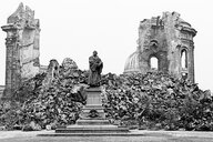 Die Frauenkirche in Dresden auf einem Archivbild vom 13. Maerz 1967. Die Kirche war bei einem Bombenangriff am 13. Februar 1945 zerstoert worden