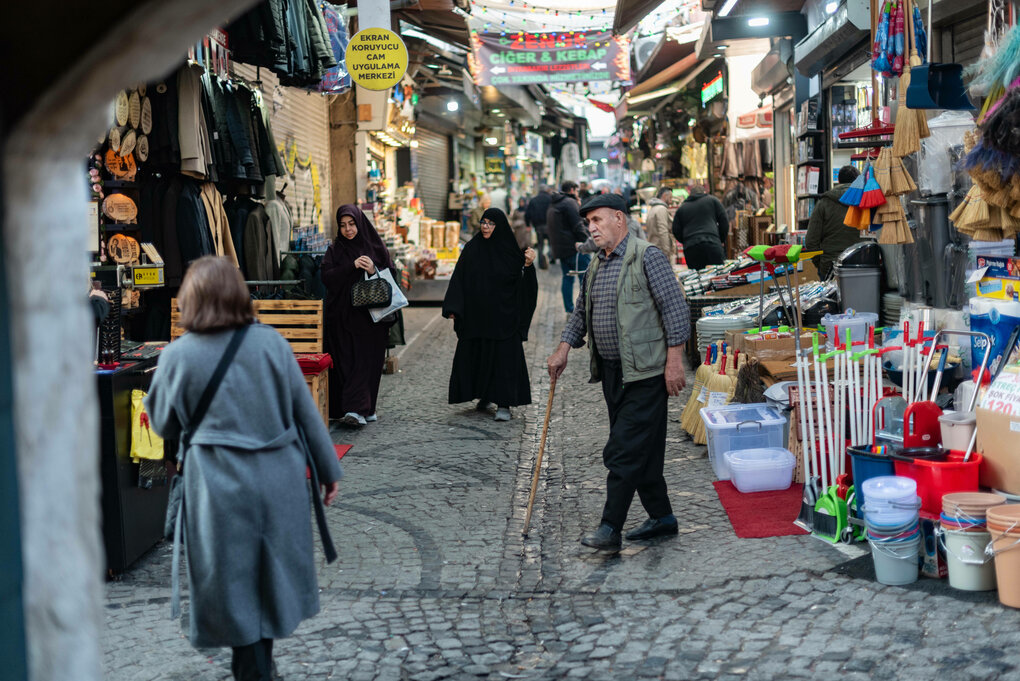 Ein belebter Markt mit Geschäften, die Haushaltswaren in der Nähe des ägyptischen Basars oder Gewürzbasars im Stadtteil Eminonu in Fatih auf der europäischen Seite Istanbuls verkaufen