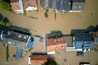 Häuser versinken im Hochwasser - fotografiert aus der Luft