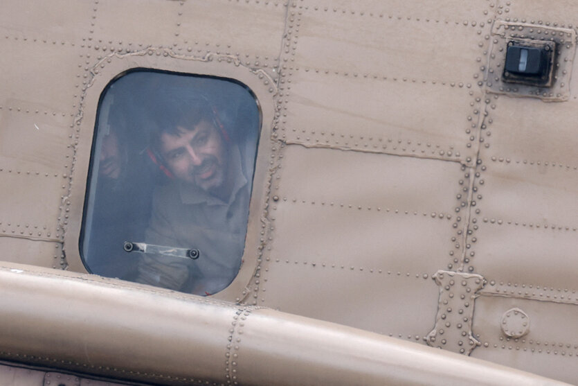 Ein Mann, der Bruder des freigelassenen Geisel Or Levy, blickt aus einem Helikopterfenster nach seiner Rettung aus Gaza