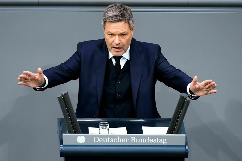 Grünen-Kritik an Habecks Migrationsplan: „Vorauseilendes Anbiedern an  Friedrich Merz“ | taz.de