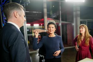 Christian Dürr von der FDP, Sahra Wagenknecht und Heidi Reichinnek von der Linken stehen im TV-Studio nebeneinander