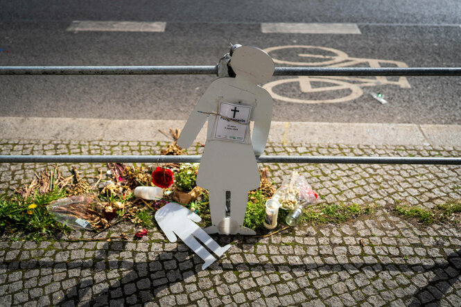 Eine Mahnwache erinnert an Todesopfer im Straßenverkehr.