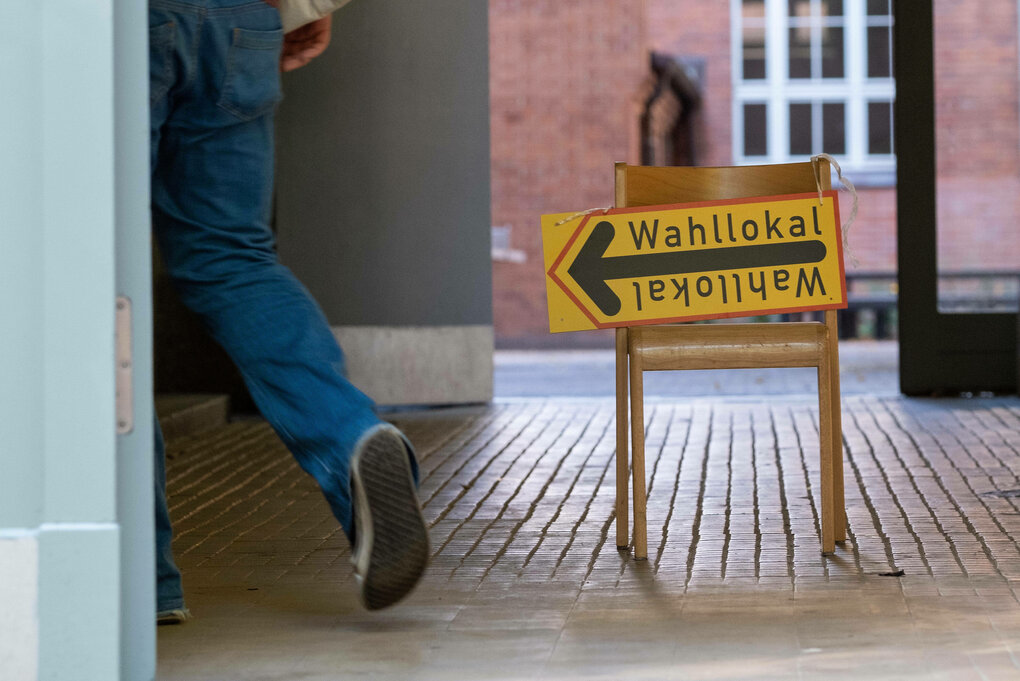 Ein Schild, das zu einem Wahllokal weist.