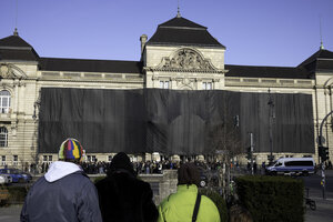 Die verhüllte Fassade der UdK Berlin