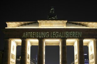 Lichtprojektion "Abtreibung legalisieren" auf dem Brandenburger Tor