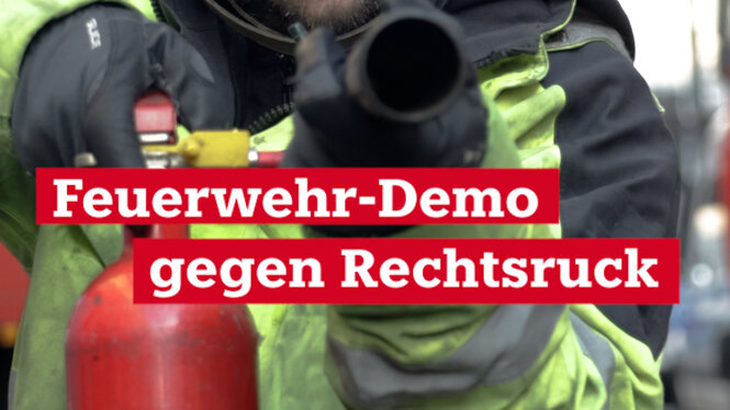 Ein Mensch mit Feuerwerhhelm und Feuerwehrkleidung, dazu ein Feuerlöscher und der Schriftzug: Feuerwehr Demo gegen rechts