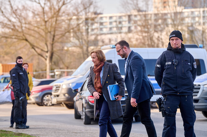 Beatrix von Storch mit Personenschützern