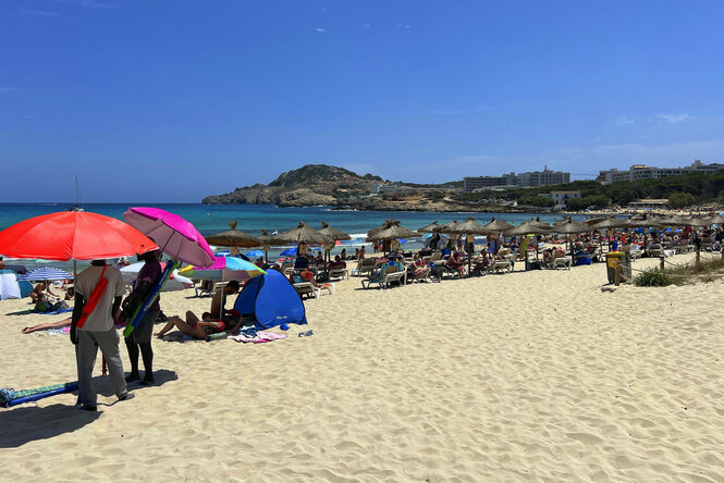 Urlauber an einem Sandstrand