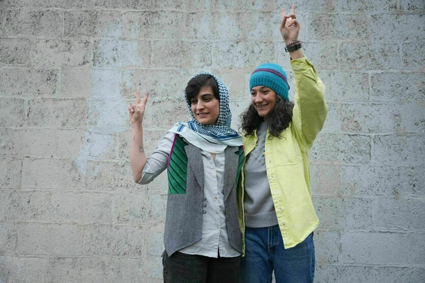 Die iranischen Journalistinnen Nilufar Hamedi und Elaheh Mohammadi zeigen ein Victory-Zeichen