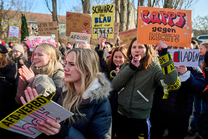 Schülerinnen und Schüler des Hans-und-Hilde-Coppi-Gymnasium in Berlin versammeln sich vor ihrer Schule, um gegen den Auftritt der AfD-Frau Beatrix von Storch zu demonstrieren